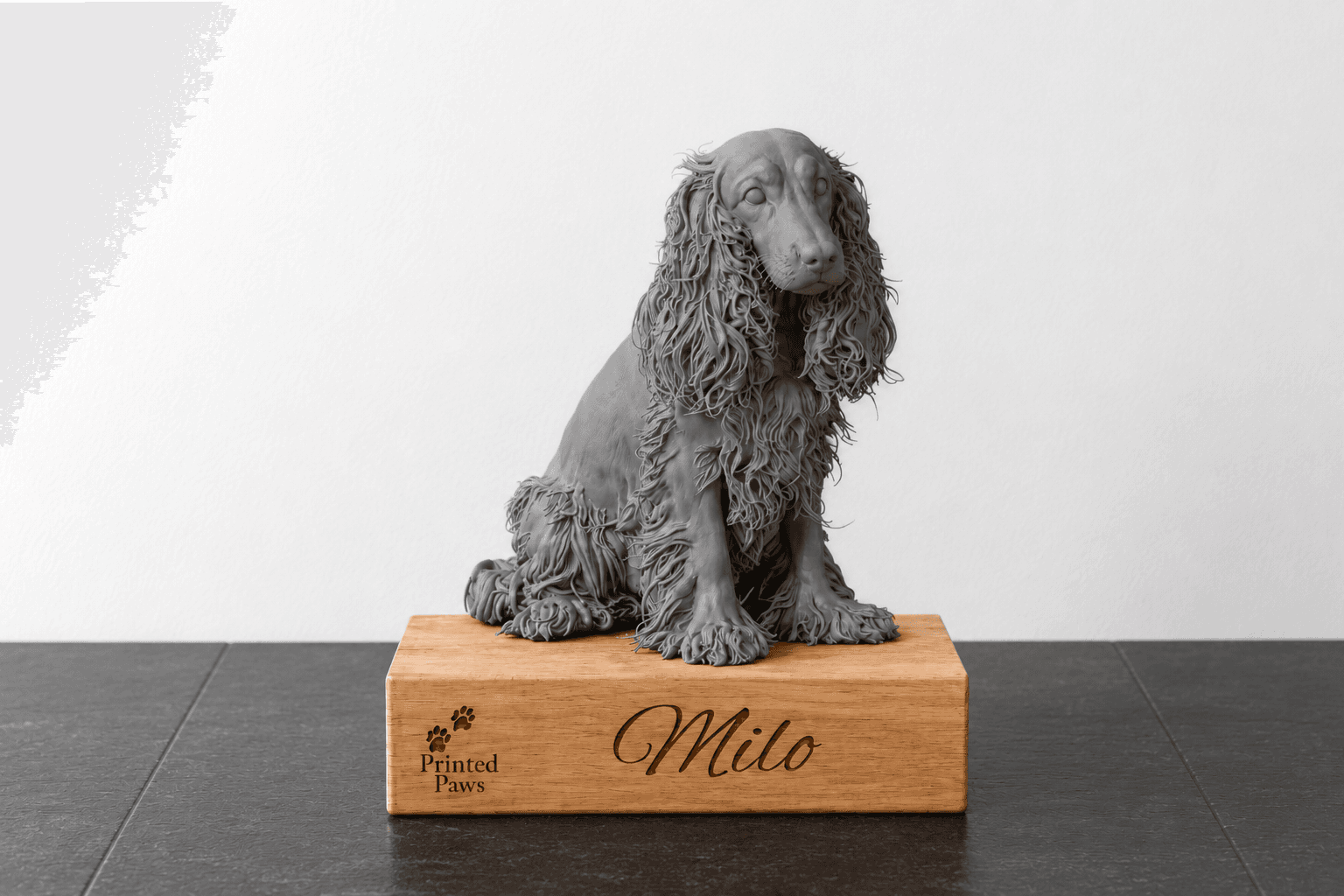 Individuelle Hundefigur auf einem gravierten Holzsockel
